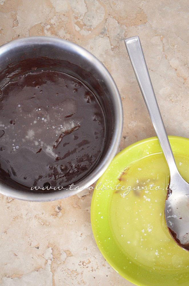 Preparare l'impasto dei cannoli di cialda 2 - Ricetta Cannoli di cialda al cacao con Mousse al gianduia Preparare l'impasto dei cannoli di cialda 2 - Ricetta Cannoli di cialda al cacao con Mousse al gianduia