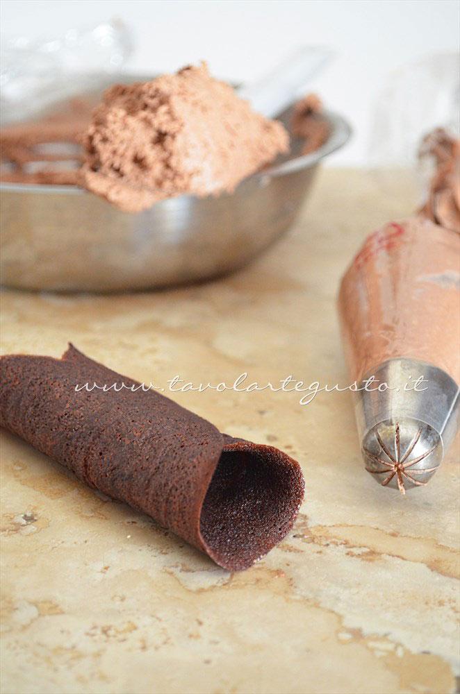 Riempire i Cannoli di cialda - Ricetta Cannoli di cialda al cacao con Mousse al gianduia Riempire i Cannoli di cialda - Ricetta Cannoli di cialda al cacao con Mousse al gianduia