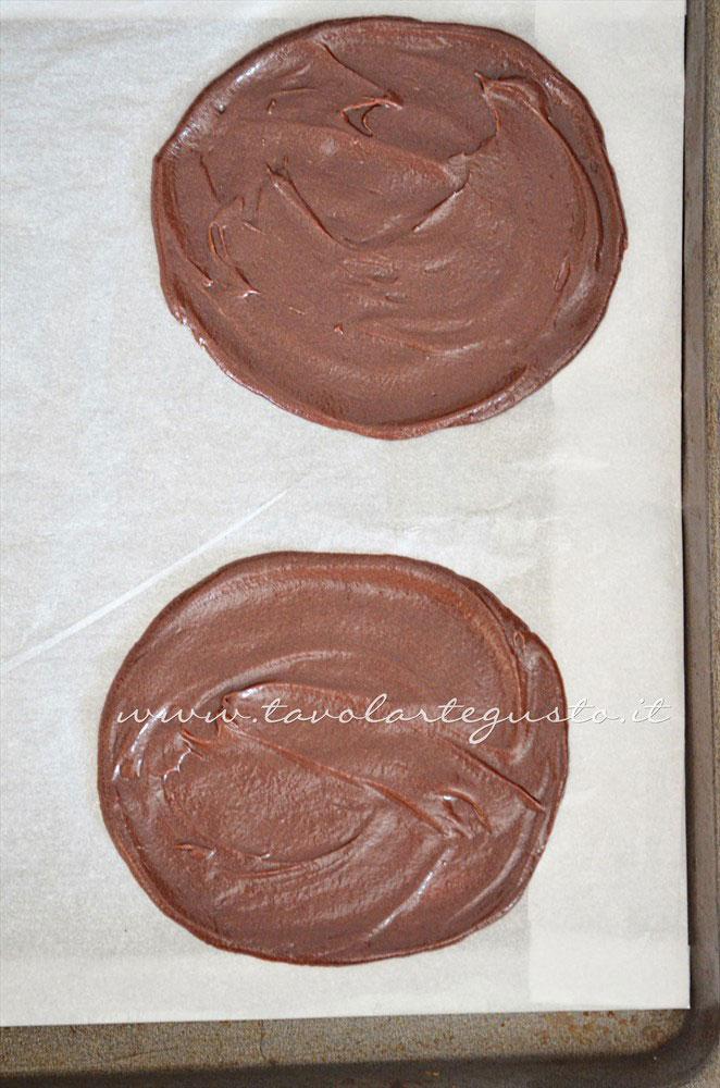 Stendere l'impasto dei cannoli di cialda - Ricetta Cannoli di cialda al cacao con Mousse al gianduia Stendere l'impasto dei cannoli di cialda - Ricetta Cannoli di cialda al cacao con Mousse al gianduia