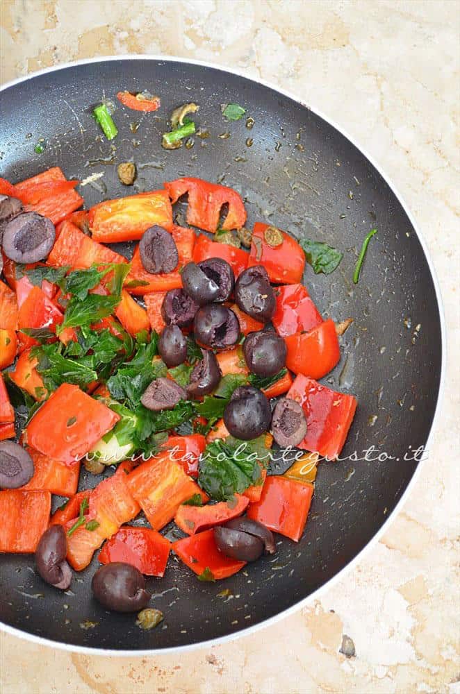 Aggiungere le olive e il prezzemolo - Ricetta Peperoni Ripieni al forno con scamorza e olive Aggiungere le olive e il prezzemolo - Ricetta Peperoni ripieni al formaggio