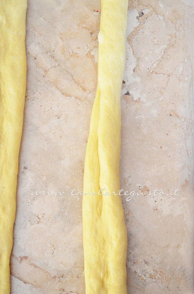 Come realizzare i filoncini per la Treccia di Pan Brioche senza burro - Ricetta Pan Brioche senza burro - Pan Brioche all'olio Come realizzare i filoncini per la Treccia di Pan Brioche senza burro - Ricetta Pan Brioche senza burro - Pan Brioche all'olio