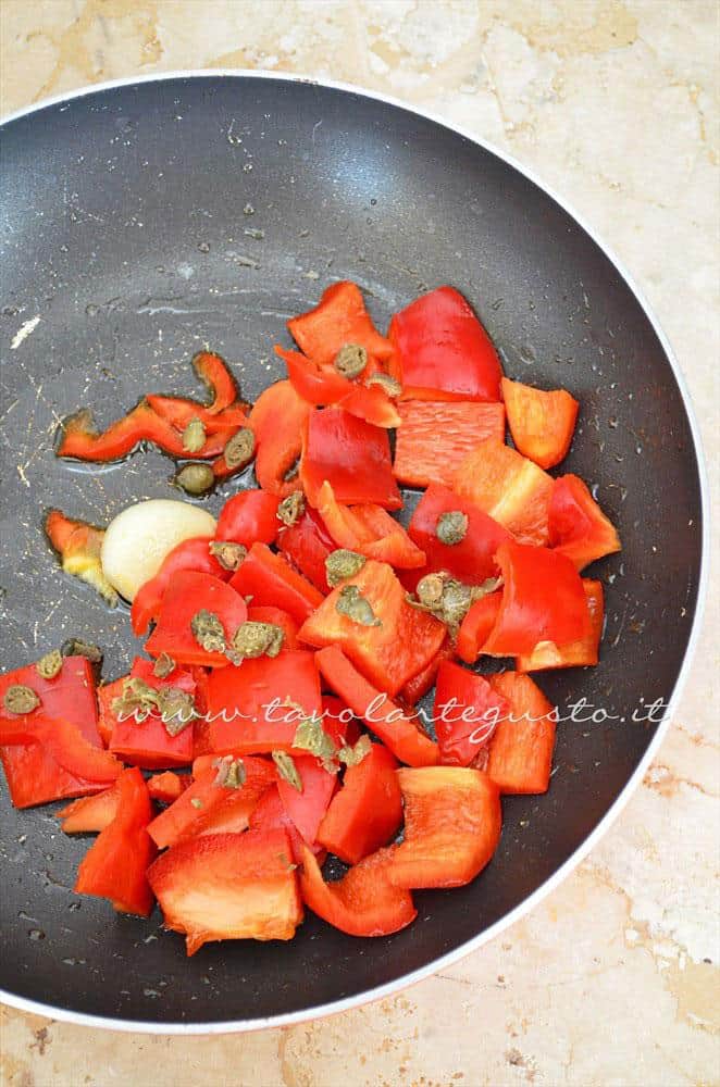 Cucere i peperoni per il ripieno in padella - Ricetta Peperoni Ripieni al forno con scamorza e olive Cuocere i peperoni per il ripieno in padella - Ricetta Peperoni ripieni al formaggio