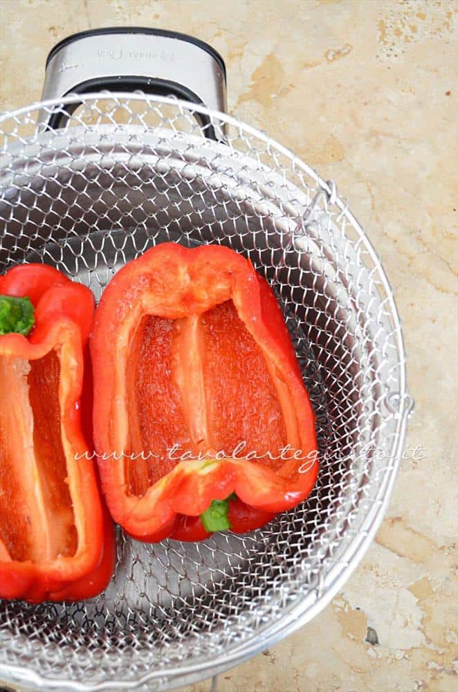 Cuocere i peperoni a vapore - Ricetta Peperoni Ripieni al forno con scamorza e olive Cuocere i peperoni a vapore - Ricetta Peperoni ripieni al formaggio