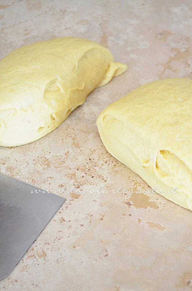 Dividere l'impasto in due parti - Ricetta Pan Brioche senza burro - Pan Brioche all'olio Dividere l'impasto in due parti - Ricetta Pan Brioche senza burro - Pan Brioche all'olio