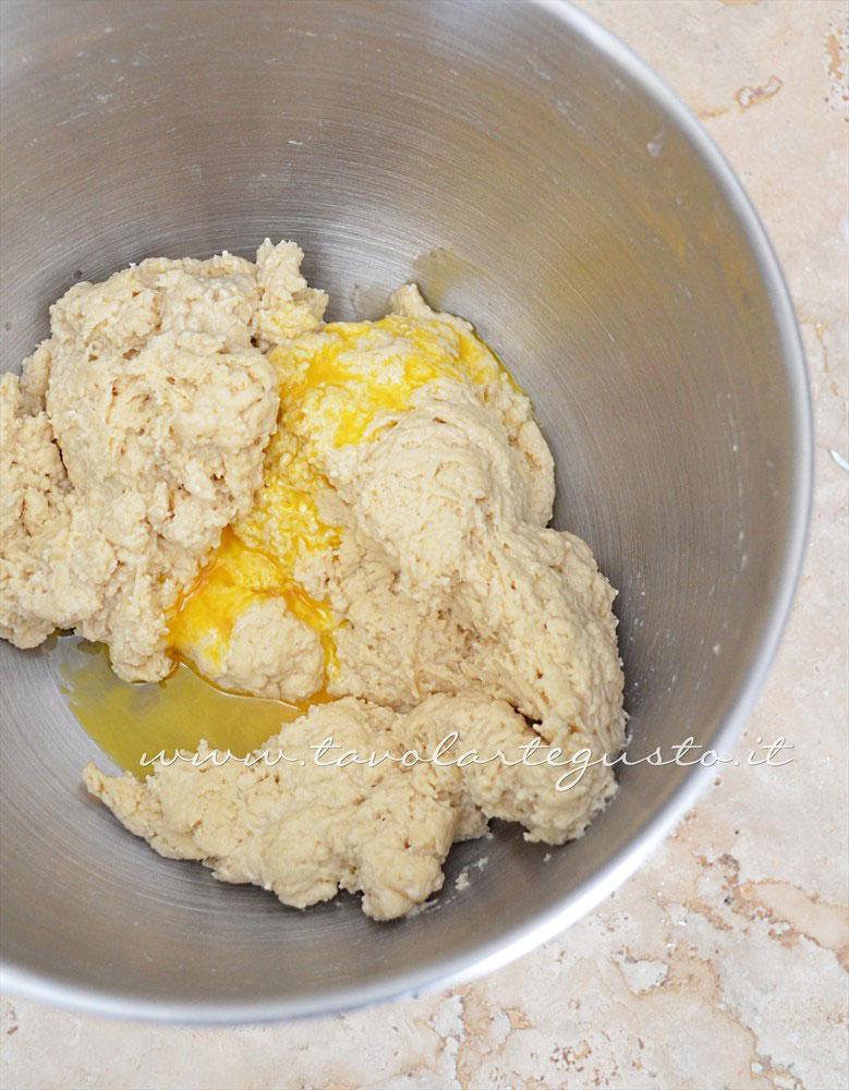 Impasto fase 1 aggiungere le uova uno alla volta - Ricetta Pan Brioche senza burro - Pan Brioche all'olio Impasto fase 1 aggiungere le uova uno alla volta - Ricetta Pan Brioche senza burro - Pan Brioche all'olio