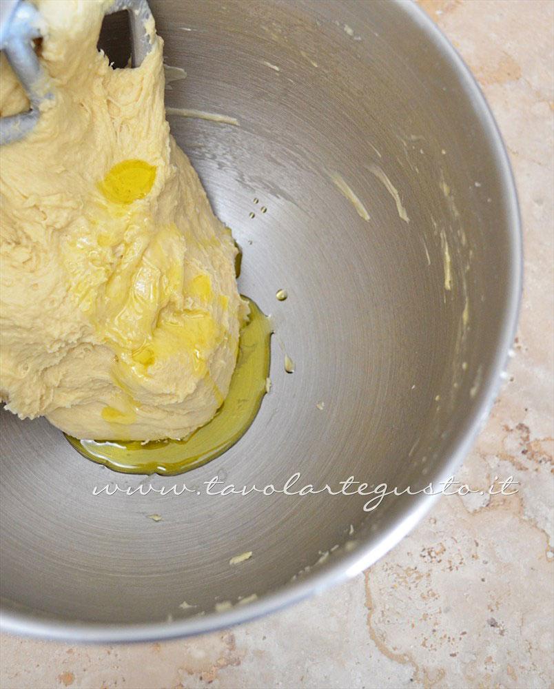 Impasto fase 2 aggiungere l'olio a piccole dosi - Ricetta Pan Brioche senza burro - Pan Brioche all'olio Impasto fase 2 aggiungere l'olio a piccole dosi - Ricetta Pan Brioche senza burro - Pan Brioche all'olio