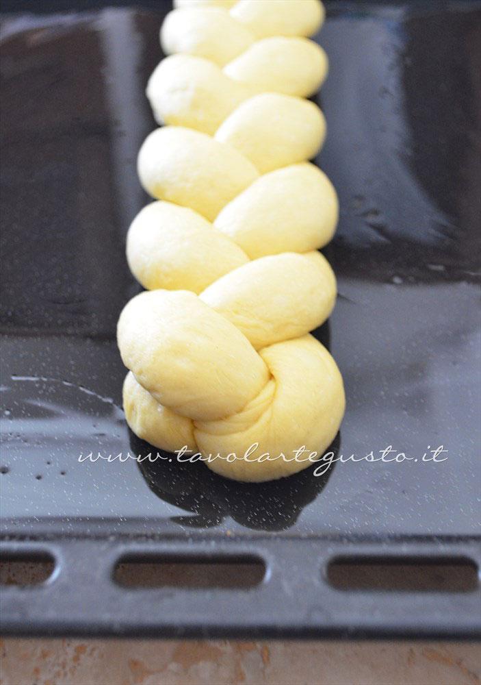 La Treccia pronta per la seconda lievitazione - Ricetta Pan Brioche senza burro - Pan Brioche all'olio La Treccia pronta per la seconda lievitazione - Ricetta Pan Brioche senza burro - Pan Brioche all'olio