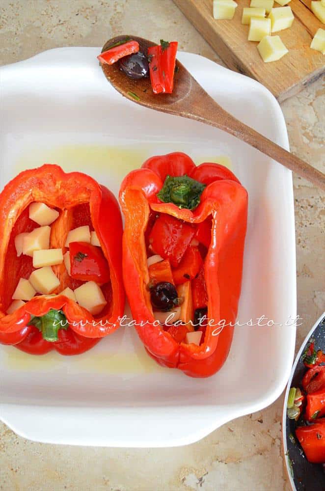 Riempire i peperoni - Ricetta Peperoni Ripieni al forno con scamorza e olive Riempire i peperoni - Ricetta Peperoni Ripieni al forno con scamorza e olive