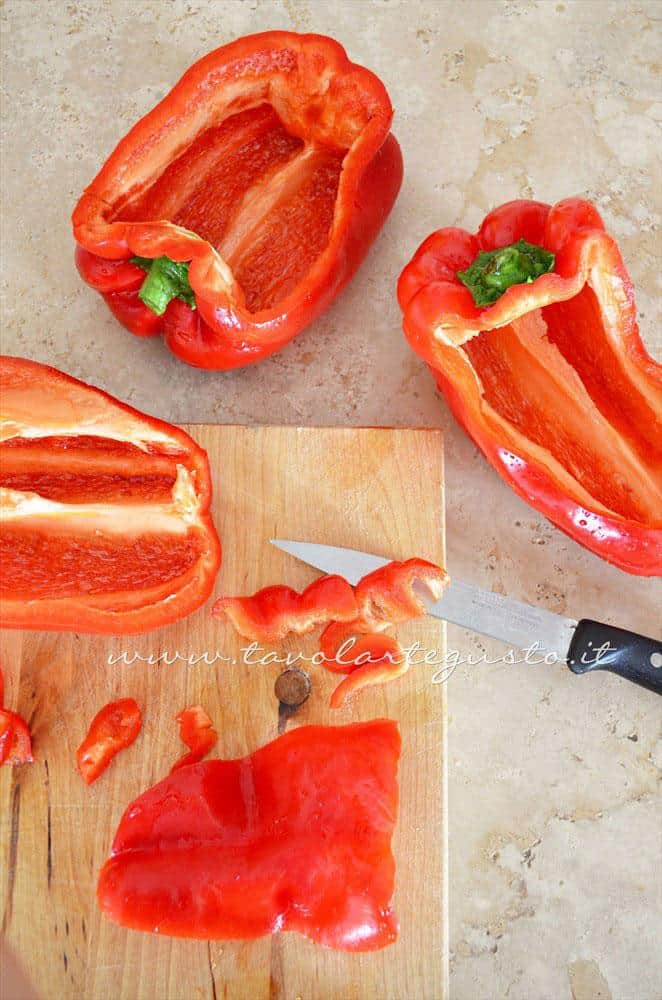 Tagliare la parte superiore dei peperoni - Ricetta Peperoni Ripieni al forno con scamorza e olive Tagliare la parte superiore dei peperoni - Ricetta Peperoni ripieni al formaggio