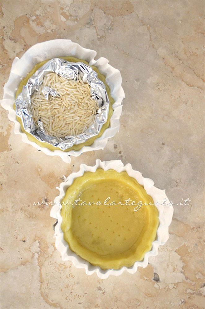 dagiare i cerchi nello stampo e procedere con la cottura in bianco - Ricetta Tartellette salate con pomodorini dagiare i cerchi nello stampo e procedere con la cottura in bianco - Ricetta Tartellette salate con pomodorini
