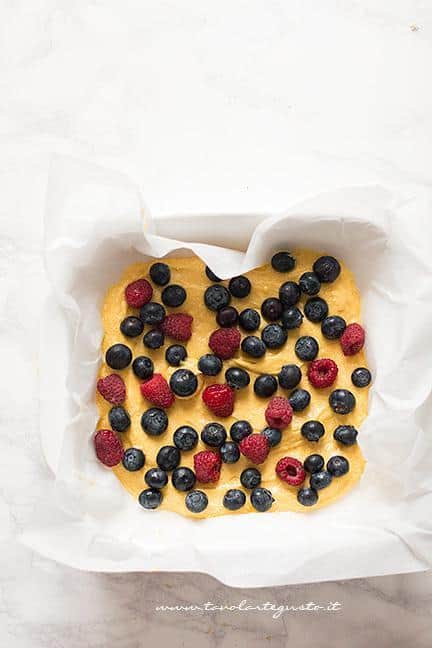 Adagiare sul composto mirtilli e lamponi - Ricetta Torta Crumble alla frutta (pesche e mirtilli)