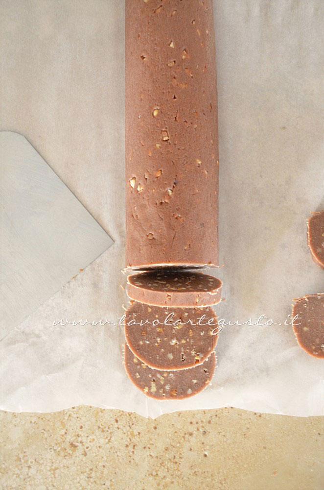 Affettare i biscotti - Ricetta Biscotti al farro cacao e nocciole Affettare i biscotti - Ricetta Biscotti al farro cacao e nocciole