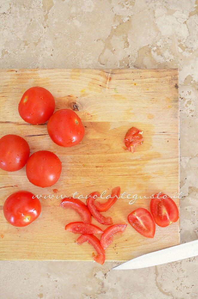 Affettare i pomodorini e privarli dei semi - Ricetta Tartellette salate con pomodorini Affettare i pomodorini e privarli dei semi - Ricetta Tartellette salate con pomodorini