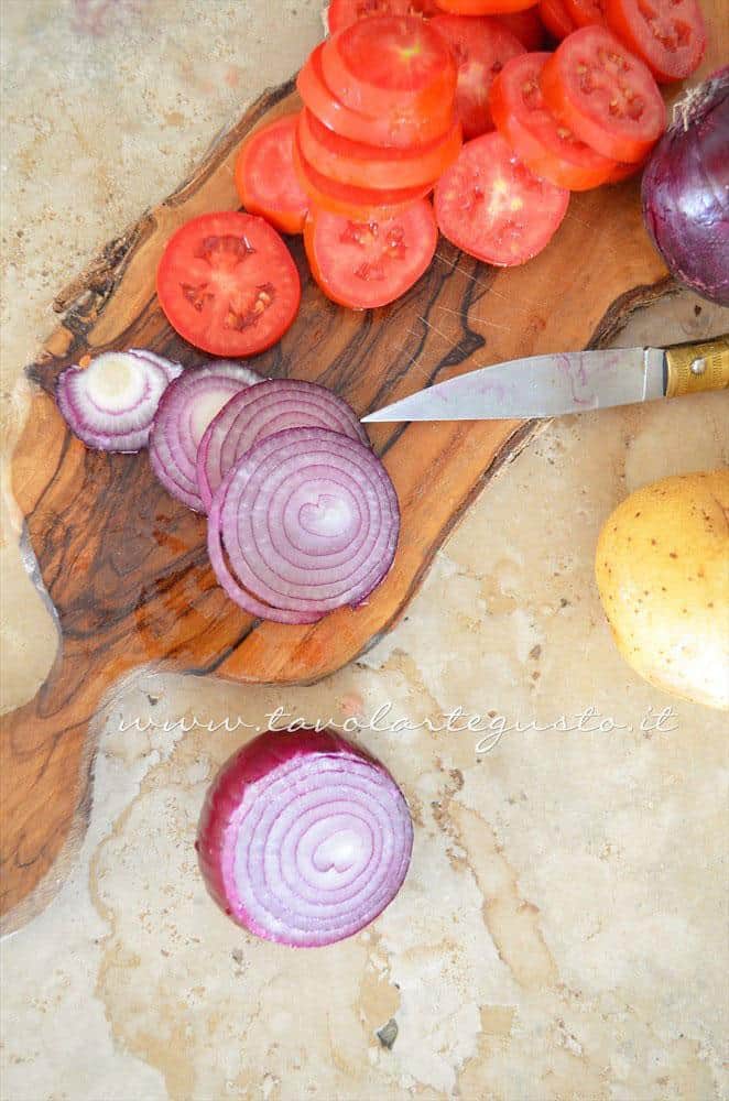 Affettare le verdure - Ricetta Patate e cipolle al forno con pomodori e pecorino Affettare le verdure - Ricetta Patate e cipolle al forno