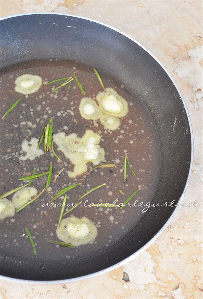 Aggiungere in padella il succo d'uva, il burro e un pò di rosmarino - Ricetta Scaloppine all'uva Aggiungere in padella il succo d'uva, il burro e un pò di rosmarino - Ricetta Scaloppine all'uva