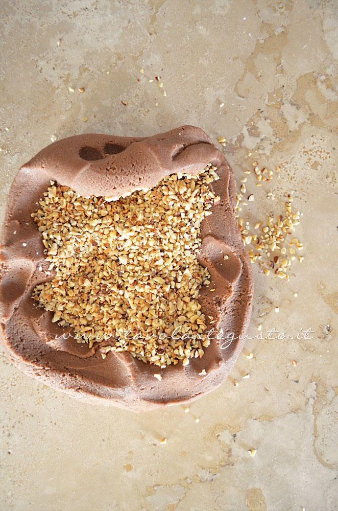 Aggiungere le nocciole all'impasto - Ricetta Biscotti al farro cacao e nocciole Aggiungere le nocciole all'impasto - Ricetta Biscotti al farro cacao e nocciole