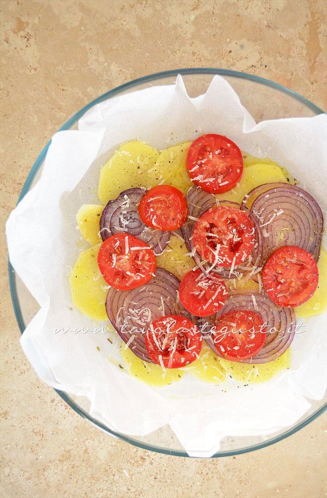 Aggiungere pecorino, sale, pepe, origano e olio - Ricetta Patate e cipolle al forno con pomodori e pecorino Aggiungere pecorino, sale, pepe, origano e olio - Ricetta Patate e cipolle al forno con pomodori e pecorino