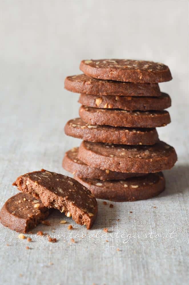 Biscotti al farro cacao e nocciole - Ricetta Biscotti al farro cacao e nocciole Biscotti al farro cacao e nocciole - Ricetta Biscotti al farro cacao e nocciole