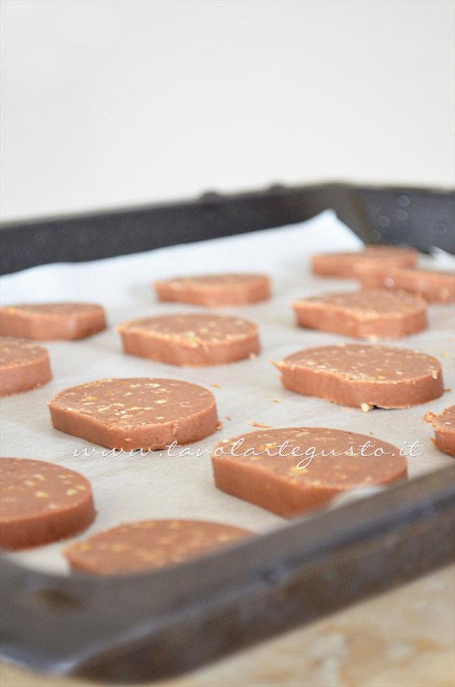 Biscotti al farro pronti per la cottura - Ricetta Biscotti al farro cacao e nocciole Biscotti al farro pronti per la cottura - Ricetta Biscotti al farro cacao e nocciole