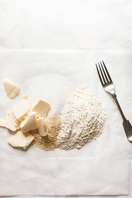 Come preparare il Crumble fase 1 - Ricetta Torta Crumble alla frutta (pesche e mirtilli)
