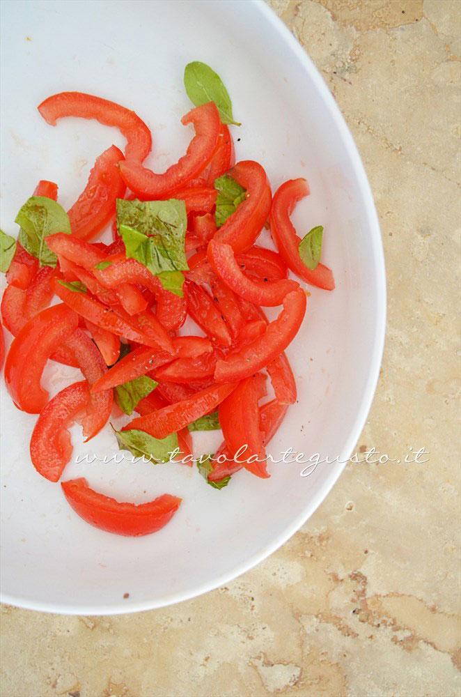 Condire i pomodorini - Ricetta Tartellette salate con pomodorini Condire i pomodorini - Ricetta Tartellette salate con pomodorini