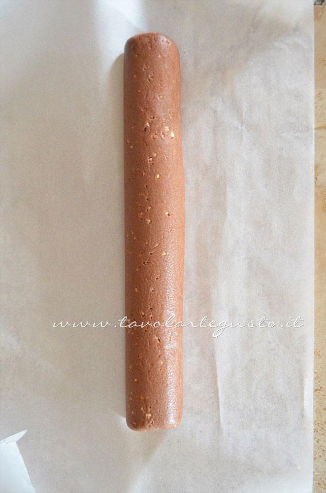 Formare un cilindro - Ricetta Biscotti al farro cacao e nocciole Formare un cilindro - Ricetta Biscotti al farro cacao e nocciole