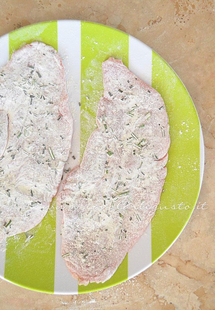 Infarinare le fettine di vitello - Ricetta Scaloppine all'uva Infarinare le fettine di vitello - Ricetta Scaloppine all'uva
