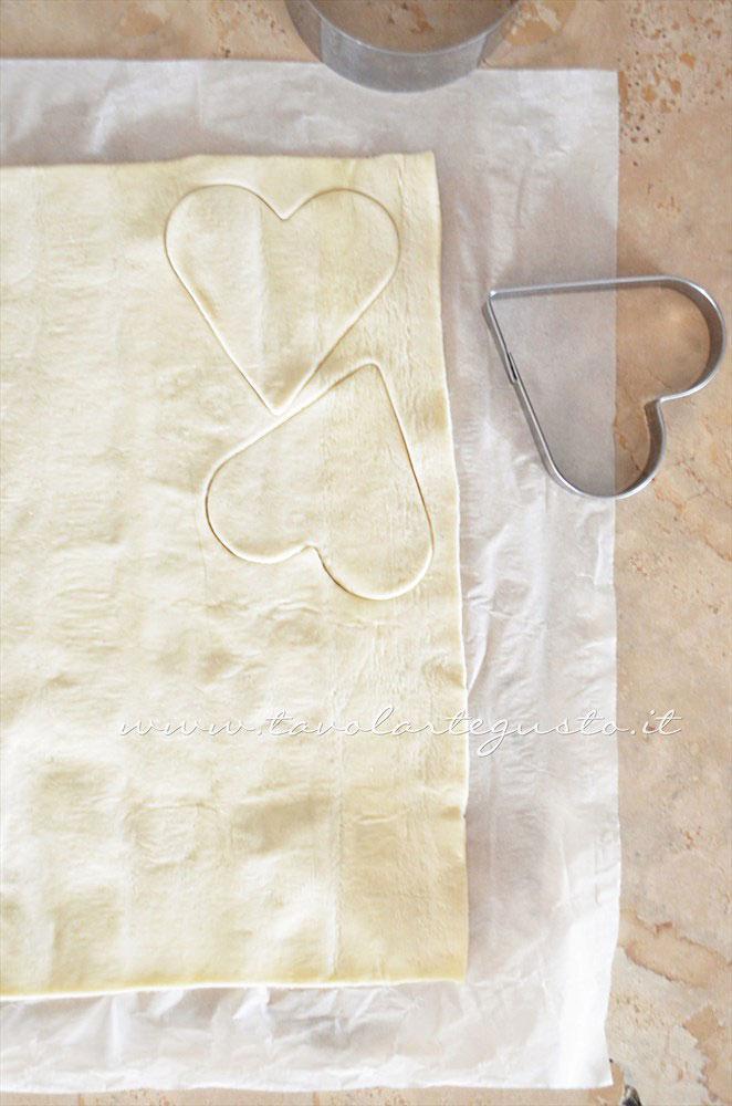 Intagliare la pasta sfoglia con i taglia biscotti - Ricetta Lecca lecca salati di pasta sfoglia Intagliare la pasta sfoglia con i taglia biscotti - Ricetta Lecca lecca salati di pasta sfoglia