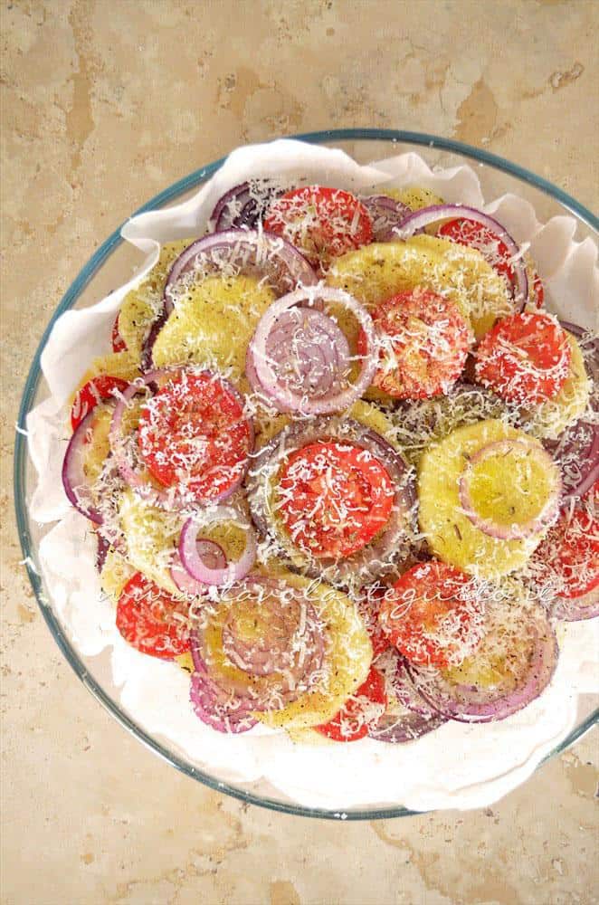 La teglia di Patate e cipolle pronta per essere infornata Ricetta Patate e cipolle al forno con pomodori e pecorino - La teglia di Patate e cipolle pronta per essere infornata Ricetta Patate e cipolle al forno con pomodori e pecorino -