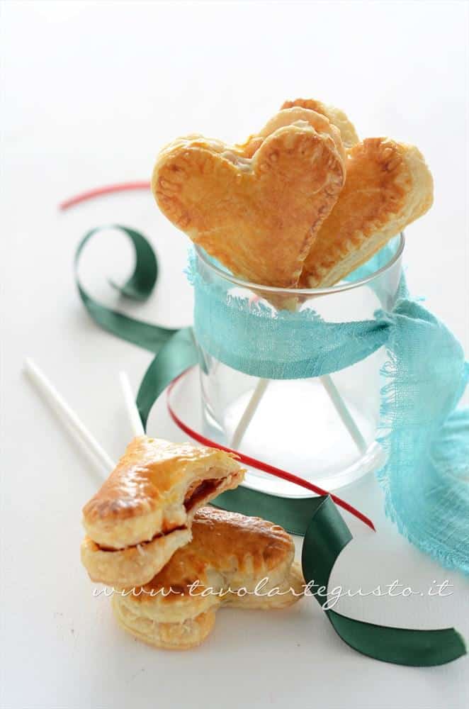 Lecca lecca salati di pasta sfoglia - Ricetta Lecca lecca salati di pasta sfoglia
