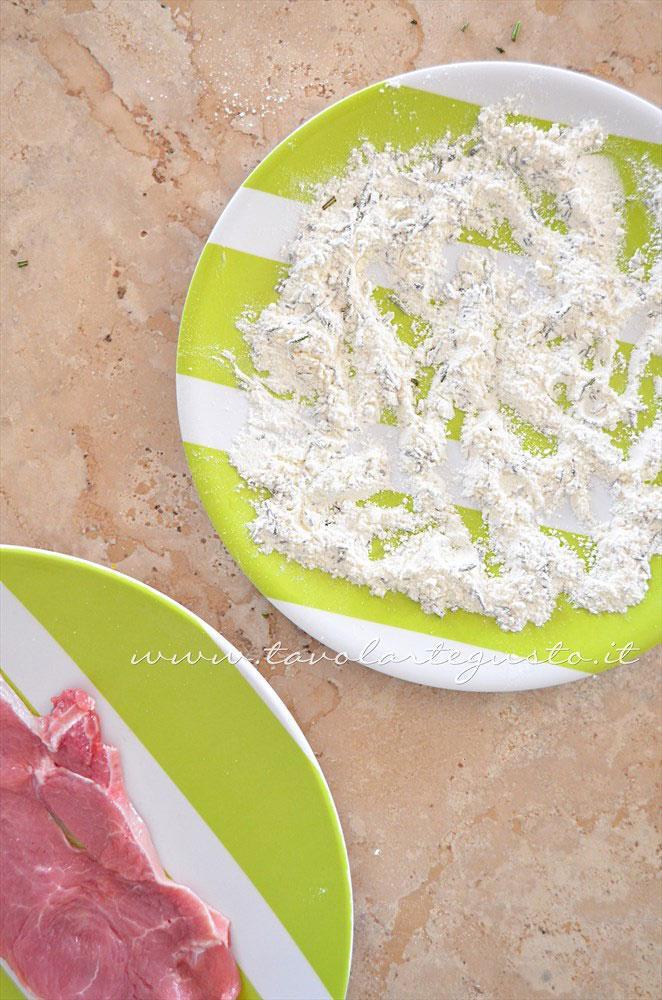 Miscelare il rosmarino alla farina - Ricetta Scaloppine all'uva Miscelare il rosmarino alla farina - Ricetta Scaloppine all'uva