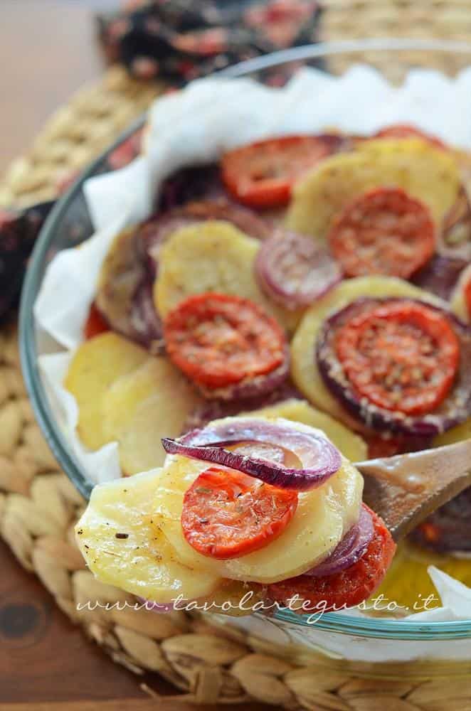 Patate e cipolle al forno con pomodori e pecorino - Ricetta Patate e cipolle al forno Patate e cipolle al forno con pomodori e pecorino - Ricetta Patate e cipolle al forno