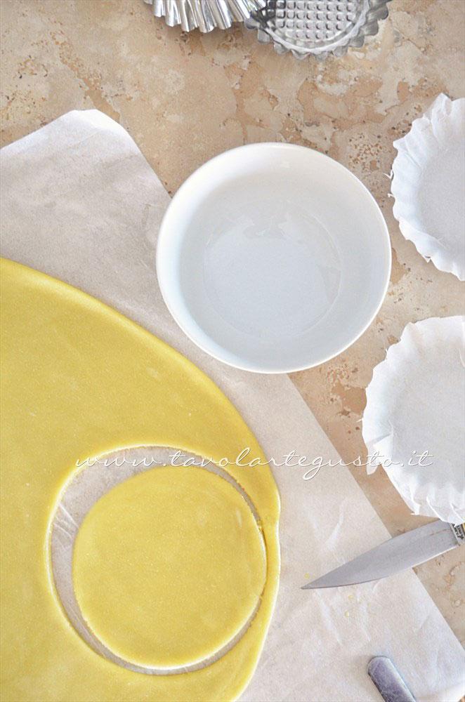 Ricavare dei cerchi di impasto per realizzare le Tartellette - Ricetta Tartellette salate con pomodorini Ricavare dei cerchi di impasto per realizzare le Tartellette - Ricetta Tartellette salate con pomodorini