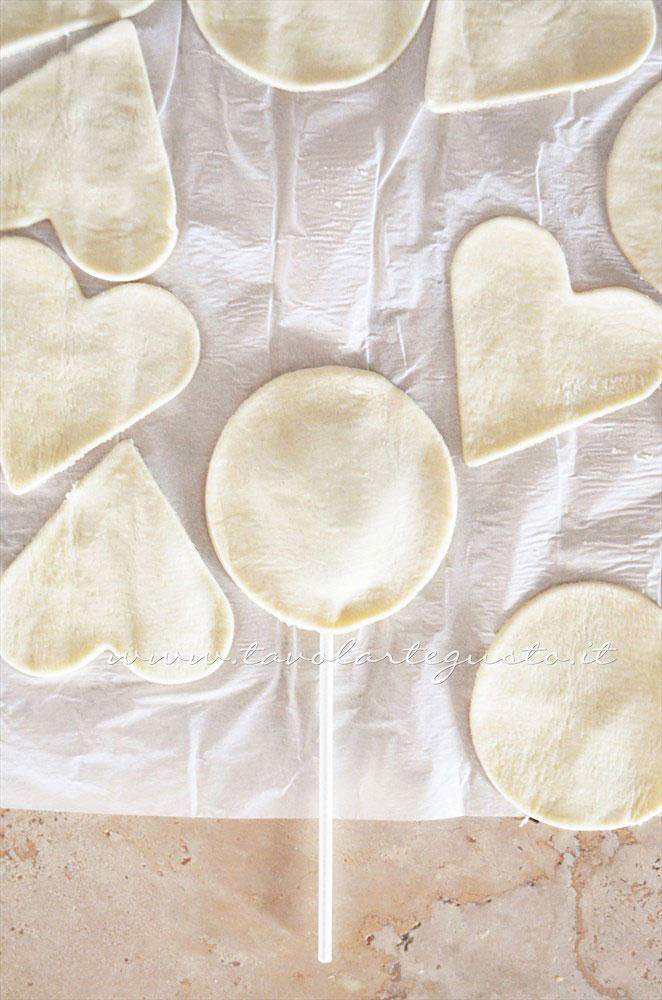 Richiuderlo con la sfoglia della medesima dimensione - Ricetta Lecca lecca salati di pasta sfoglia Richiuderlo con la sfoglia della medesima dimensione - Ricetta Lecca lecca salati di pasta sfoglia