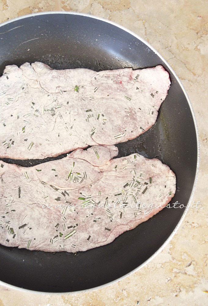 Scottare le scalppine nel burro caldo - Ricetta Scaloppine all'uva Scottare le scalppine nel burro caldo - Ricetta Scaloppine all'uva