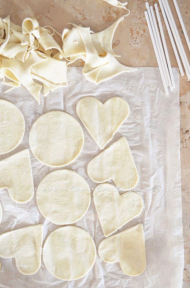 Sollevate via gli sfridi di pasta sfoglia in eccesso - Ricetta Lecca lecca salati di pasta sfoglia Sollevate via gli sfridi di pasta sfoglia in eccesso - Ricetta Lecca lecca salati di pasta sfoglia