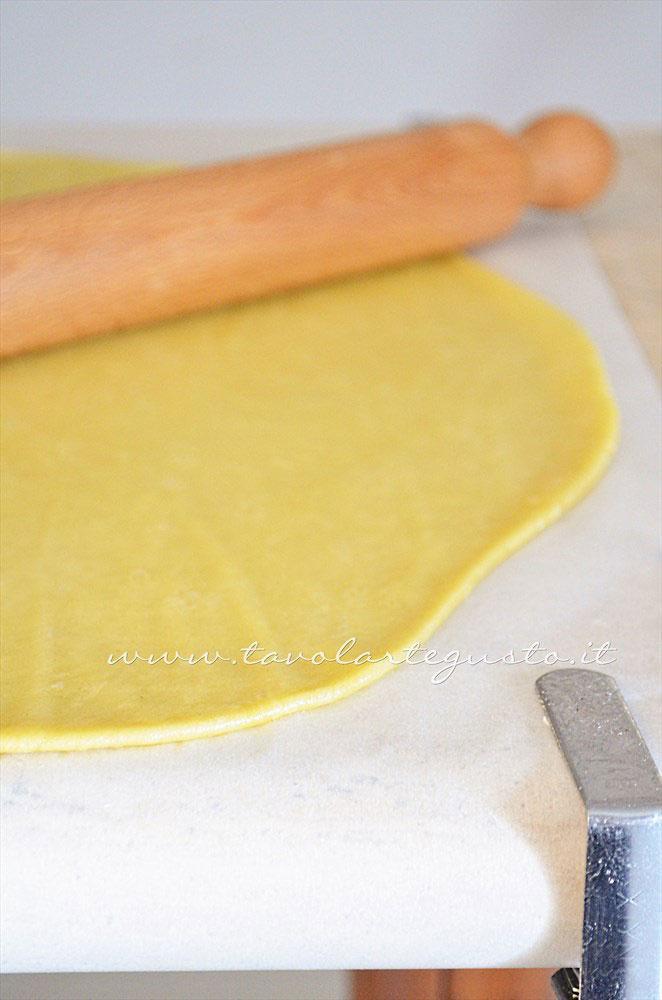 Stendere la pasta briseè senza burro - Ricetta Tartellette salate con pomodorini Stendere la pasta briseè senza burro - Ricetta Tartellette salate con pomodorini