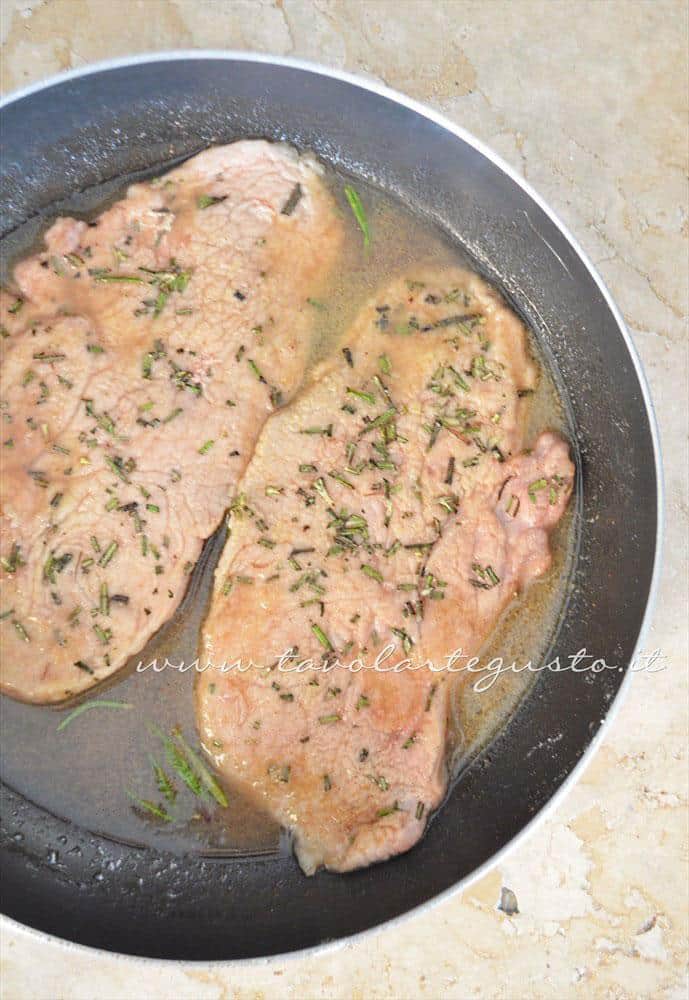 Ultimare la cottura delle Scalppine - Ricetta Scaloppine all'uva Ultimare la cottura delle Scalppine - Ricetta Scaloppine all'uva