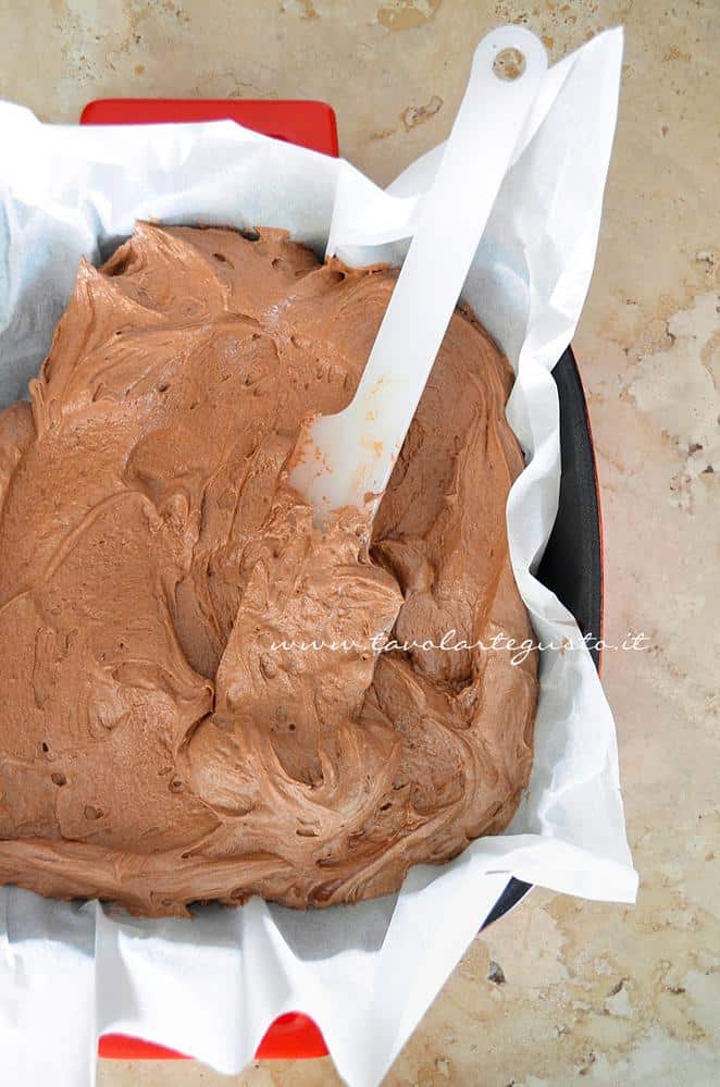 Adagiare l'impasto in teglia - Ricetta Brownies al cioccolato e pistacchi Adagiare l'impasto in teglia - Ricetta Brownies al cioccolato e pistacchi