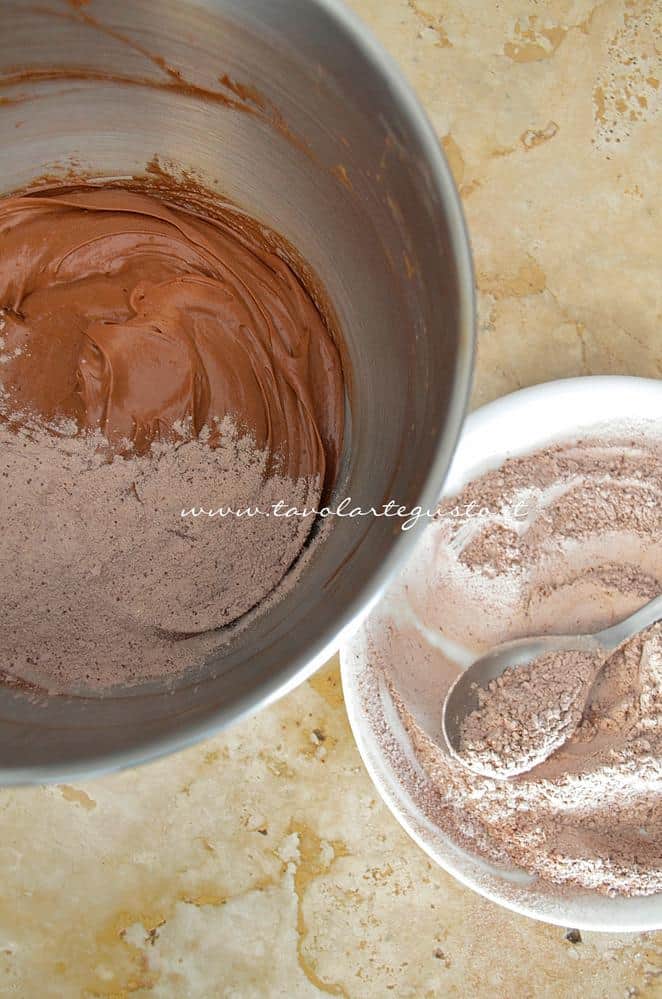 Aggiungere all'impasto le farine setacciate - Ricetta Brownies al cioccolato e pistacchi Aggiungere all'impasto le farine setacciate - Ricetta Brownies al cioccolato e pistacchi