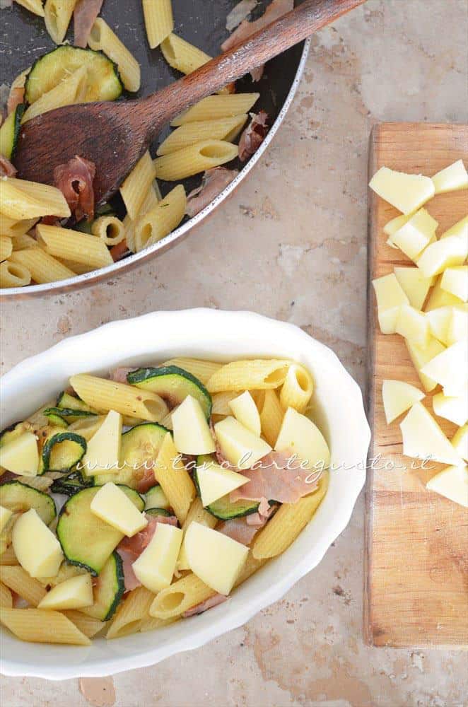 Assemblare la pasta al forno - Ricetta Pasta al forno con zucchine e speck Assemblare la pasta al forno - Ricetta Pasta al forno con zucchine e speck