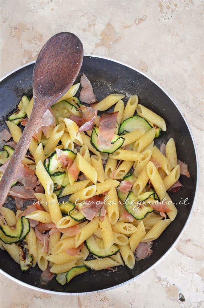 Condire la pasta e aggiungere il grana - Ricetta Pasta al forno con zucchine e speck Condire la pasta e aggiungere il grana - Ricetta Pasta al forno con zucchine e speck