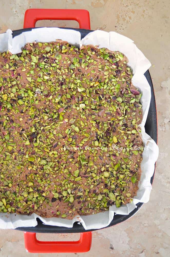 Distribuire sulla superficie i pistacchi in granella - Ricetta Brownies al cioccolato e pistacchi Distribuire sulla superficie i pistacchi in granella - Ricetta Brownies al cioccolato e pistacchi