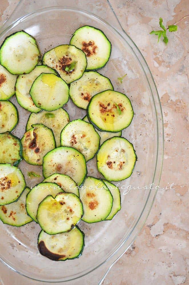 Marinare le zucchine con olio e menta - Ricetta Pasta al forno con zucchine e speck Marinare le zucchine con olio e menta - Ricetta Pasta al forno con zucchine e speck