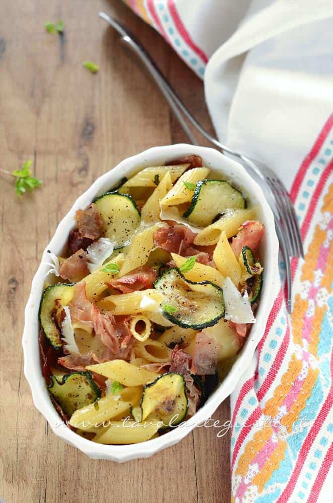 Pasta al forno con zucchine e speck - Ricetta Pasta al forno con zucchine e speck