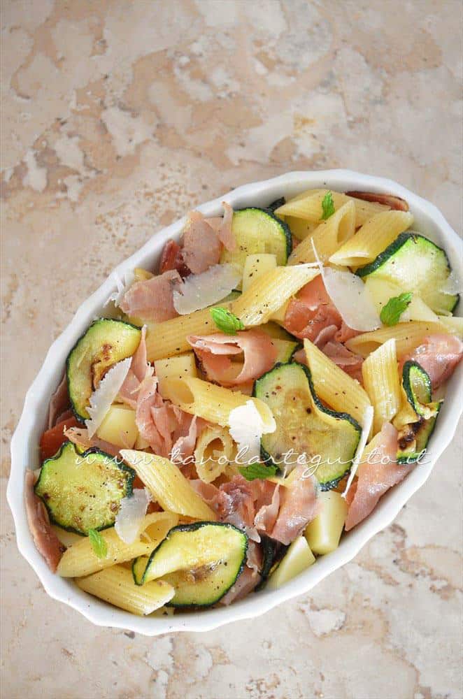 Pasta al forno con zucchine e speck pronta per essere infornata - Ricetta Pasta al forno con zucchine e speck Pasta al forno con zucchine e speck pronta per essere infornata - Ricetta Pasta al forno con zucchine e speck