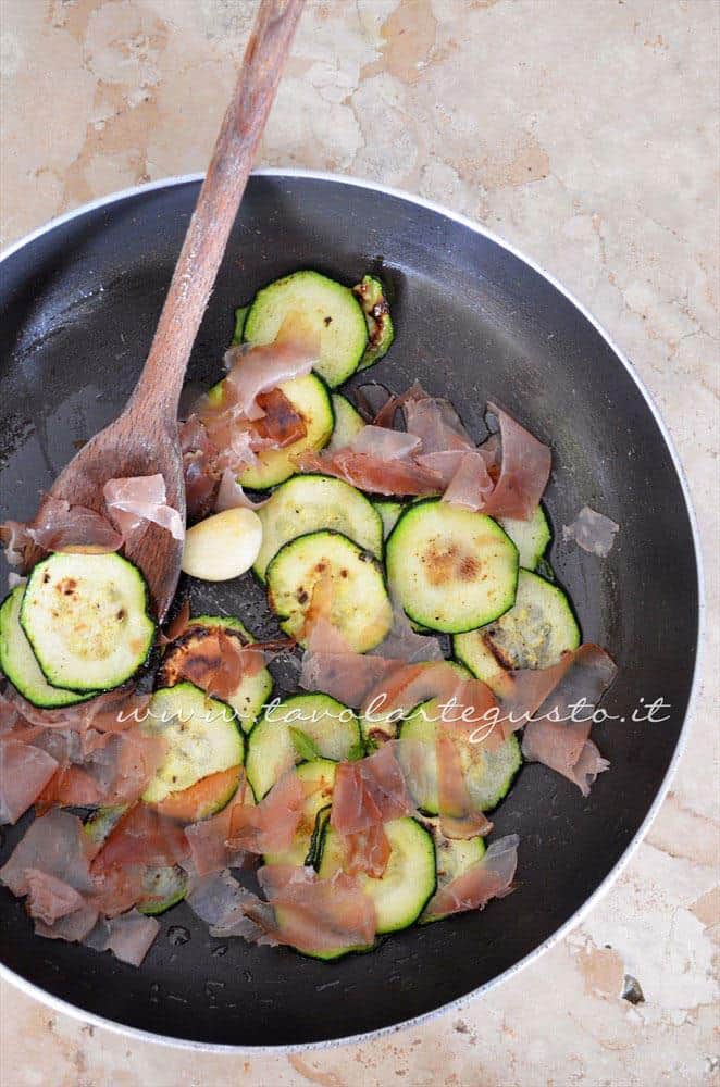 Saltare in padella le zucchine con lo speck - Ricetta Pasta al forno con zucchine e speck Saltare in padella le zucchine con lo speck - Ricetta Pasta al forno con zucchine e speck