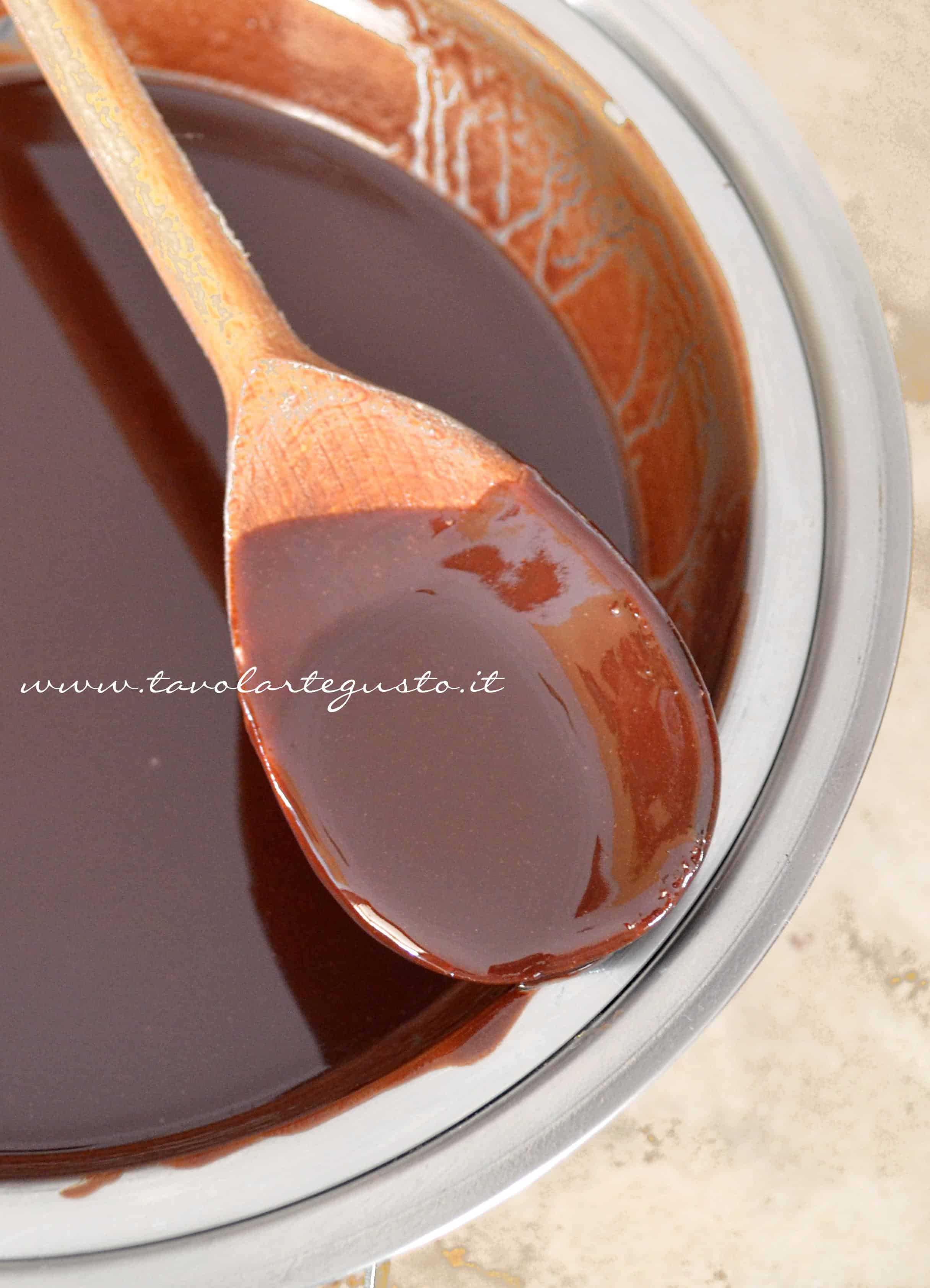 Sciogliere cioccolato e burro a bagnomaria - Ricetta Brownies al cioccolato e pistacchi Sciogliere cioccolato e burro a bagnomaria - Ricetta Brownies al cioccolato e pistacchi
