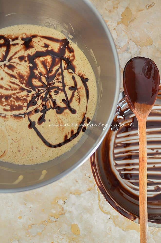 Unire il la glassa al cioccolato alle uova montate - Ricetta Brownies al cioccolato e pistacchi Unire il la glassa al cioccolato alle uova montate - Ricetta Brownies al cioccolato e pistacchi