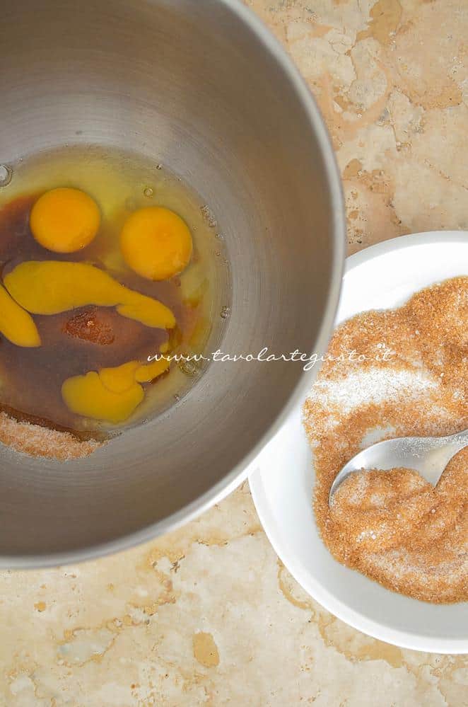 Unire lo zucchero alle uova - Ricetta Brownies al cioccolato e pistacchi Unire lo zucchero alle uova - Ricetta Brownies al cioccolato e pistacchi